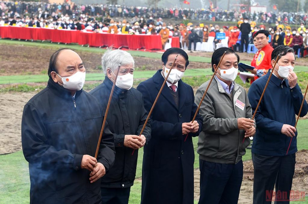 Chủ tịch nước Nguyễn Xuân Phúc xuống đồng cày ruộng tại Lễ Tịch điền Đọi Sơn