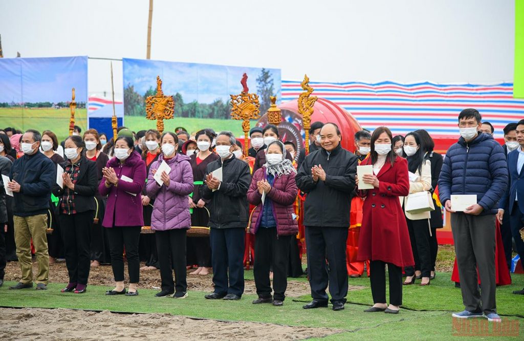 Chủ tịch nước Nguyễn Xuân Phúc xuống đồng cày ruộng tại Lễ Tịch điền Đọi Sơn