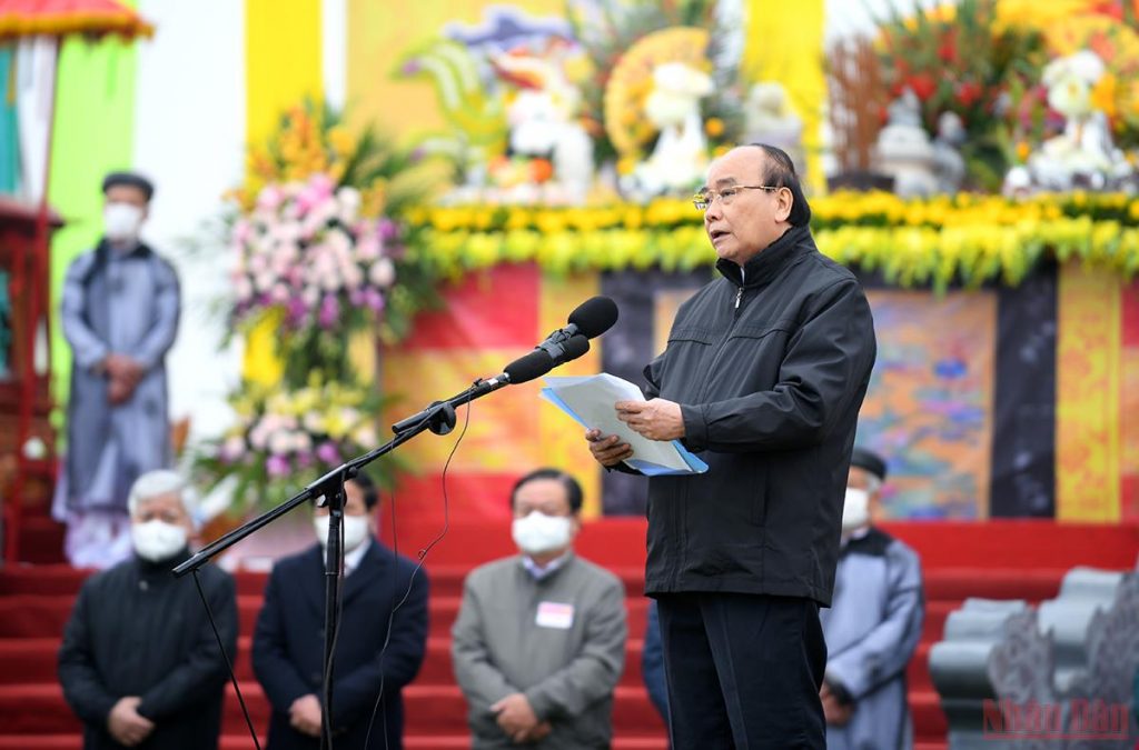 Chủ tịch nước Nguyễn Xuân Phúc xuống đồng cày ruộng tại Lễ Tịch điền Đọi Sơn