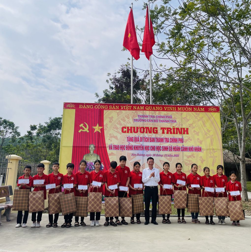 Trường Cán bộ Thanh tra thăm và dâng hương tại Di tích Ban Thanh tra Chính phủ, thuộc quần thể di tích Văn phòng Chủ tịch phủ – Thủ tướng phủ tại thôn Lập Bình, xã Bình Yên, huyện Sơn Dương, tỉnh Tuyên Quang