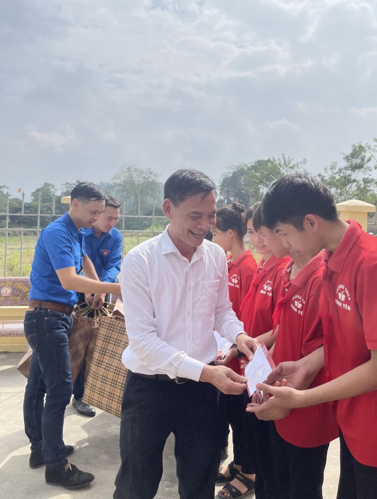 Trường Cán bộ Thanh tra thăm và dâng hương tại Di tích Ban Thanh tra Chính phủ, thuộc quần thể di tích Văn phòng Chủ tịch phủ – Thủ tướng phủ tại thôn Lập Bình, xã Bình Yên, huyện Sơn Dương, tỉnh Tuyên Quang