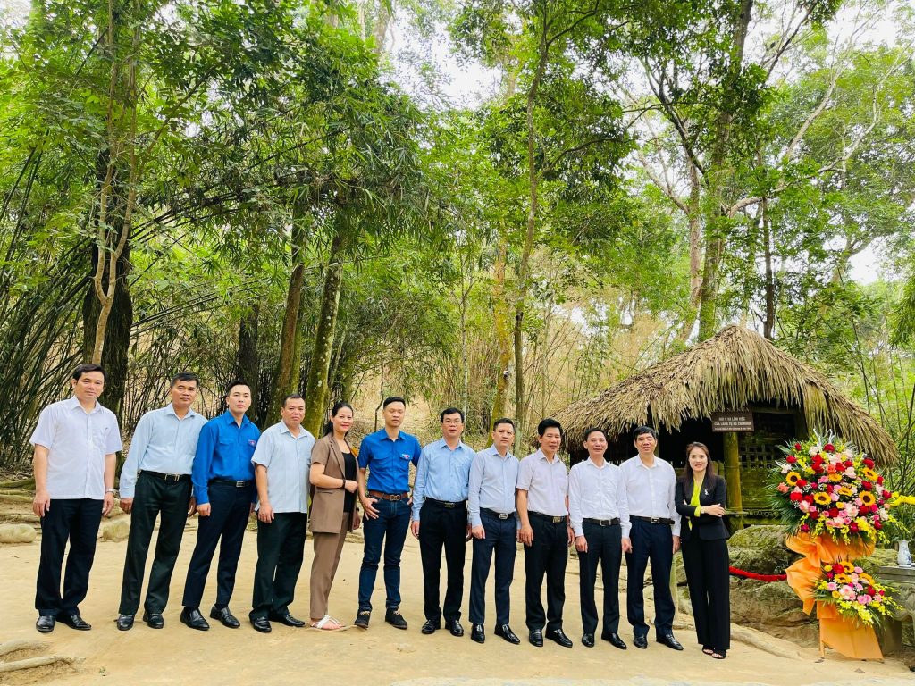 Trường Cán bộ Thanh tra thăm và dâng hương tại Di tích Ban Thanh tra Chính phủ, thuộc quần thể di tích Văn phòng Chủ tịch phủ – Thủ tướng phủ tại thôn Lập Bình, xã Bình Yên, huyện Sơn Dương, tỉnh Tuyên Quang