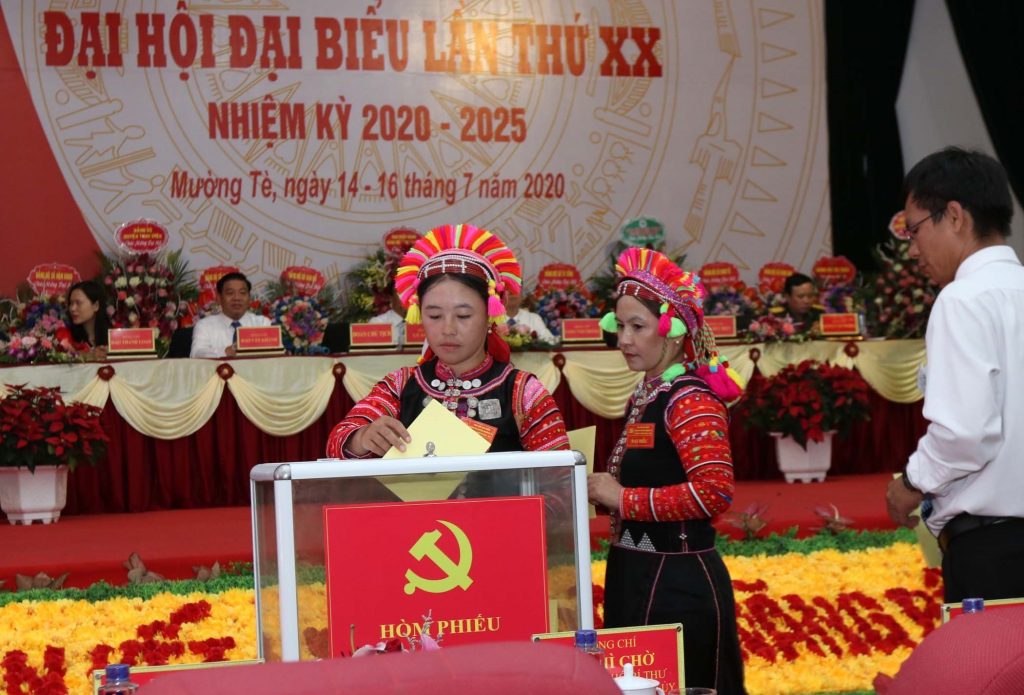Các đại biểu bỏ phiếu bầu Ban Chấp hành Đảng bộ huyện Mường Tè (tỉnh Lai Châu) lần thứ XX, nhiệm kỳ 2020 - 2025_Ảnh: TTXVN