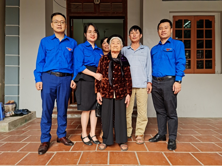 Đoàn Thanh niên Thanh tra Chính phủ phối hợp Đoàn Thanh niên Thanh tra thành phố Hà Nội tặng quà Mẹ Việt Nam anh hùng