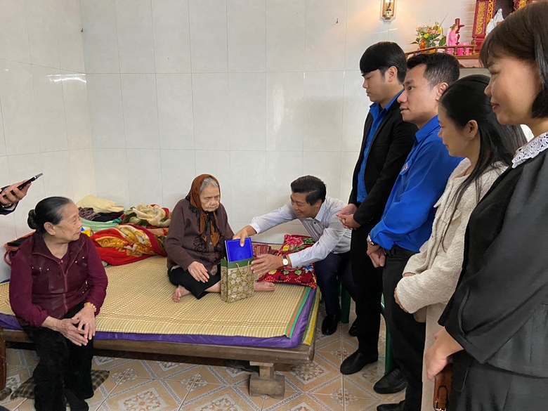 Đoàn Thanh niên Thanh tra Chính phủ phối hợp Đoàn Thanh niên Thanh tra thành phố Hà Nội tặng quà Mẹ Việt Nam anh hùng