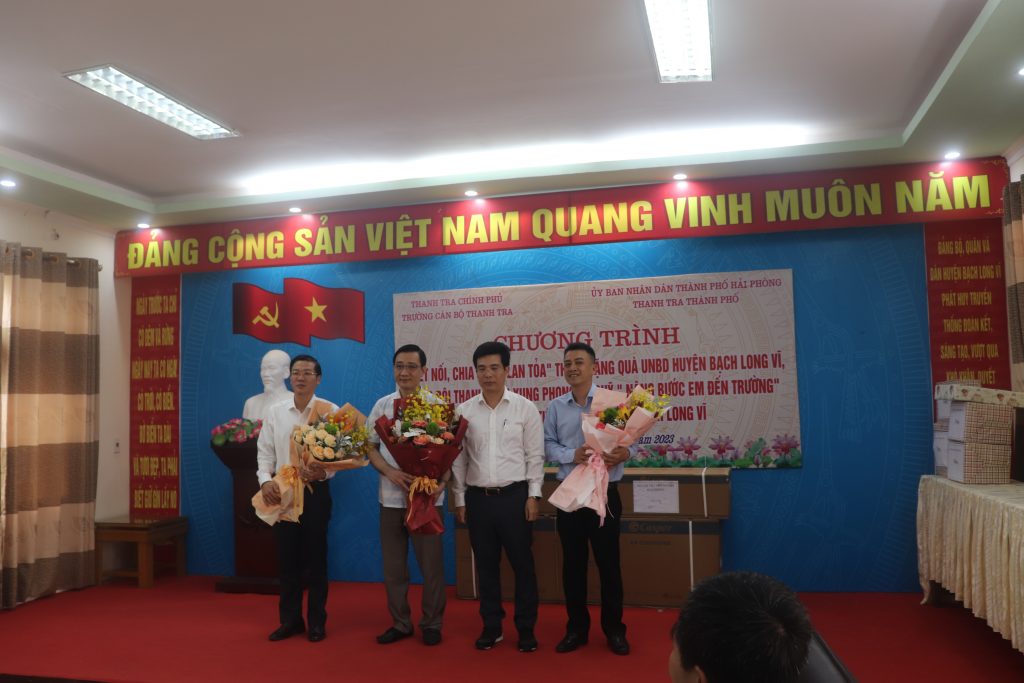 Tổ chức Lễ dâng hương tại Đài tưởng niệm các Anh hùng liệt sĩ và thăm, tặng quà tại đảo Bạch Long Vĩ, Hải Phòng.
