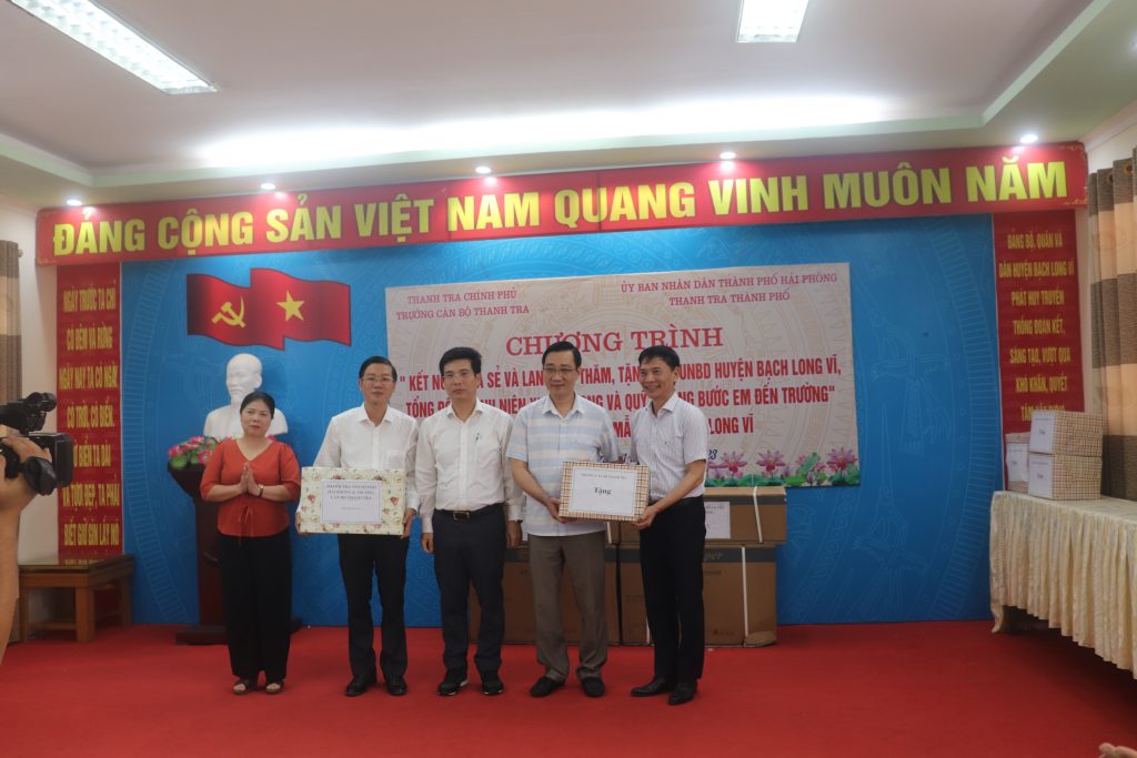 Tổ chức Lễ dâng hương tại Đài tưởng niệm các Anh hùng liệt sĩ và thăm, tặng quà tại đảo Bạch Long Vĩ, Hải Phòng.