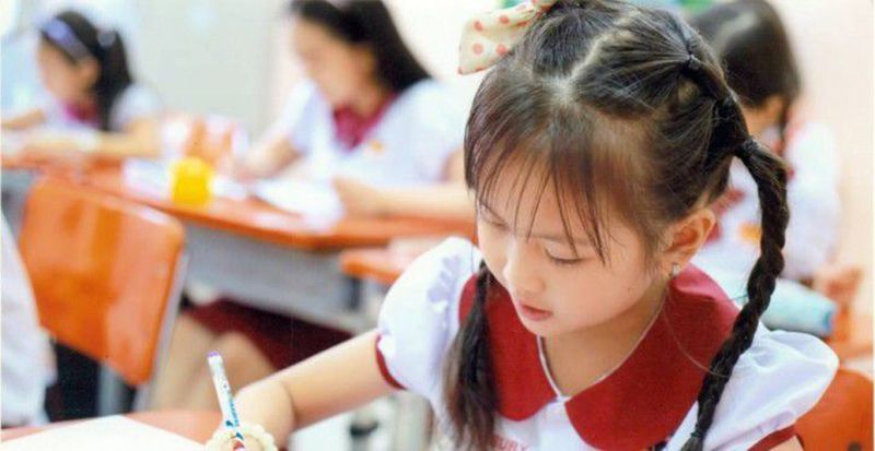 Hình ảnh các em học sinh hăng say học bài