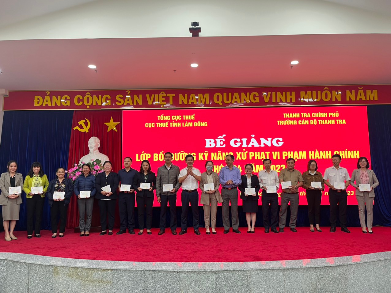 Lễ Bế giảng lớp bồi dưỡng kỹ năng xử phạt vi phạm hành chính khóa 04 năm 2023