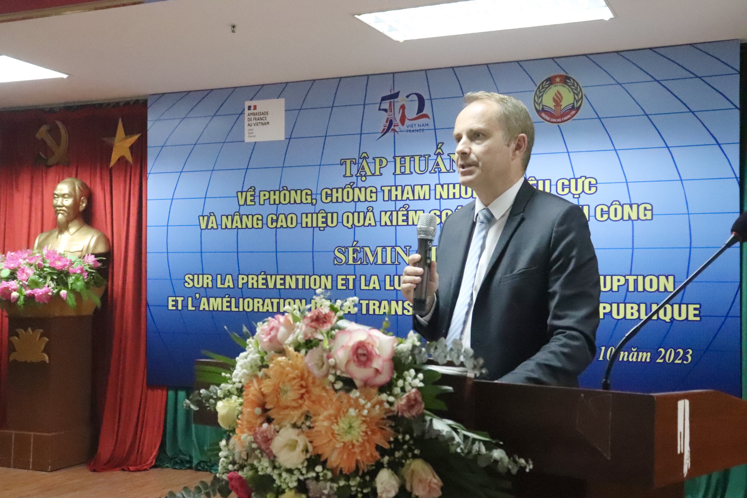 Phòng, chống tham nhũng, tiêu cực và nâng cao hiệu quả kiểm soát minh bạch công