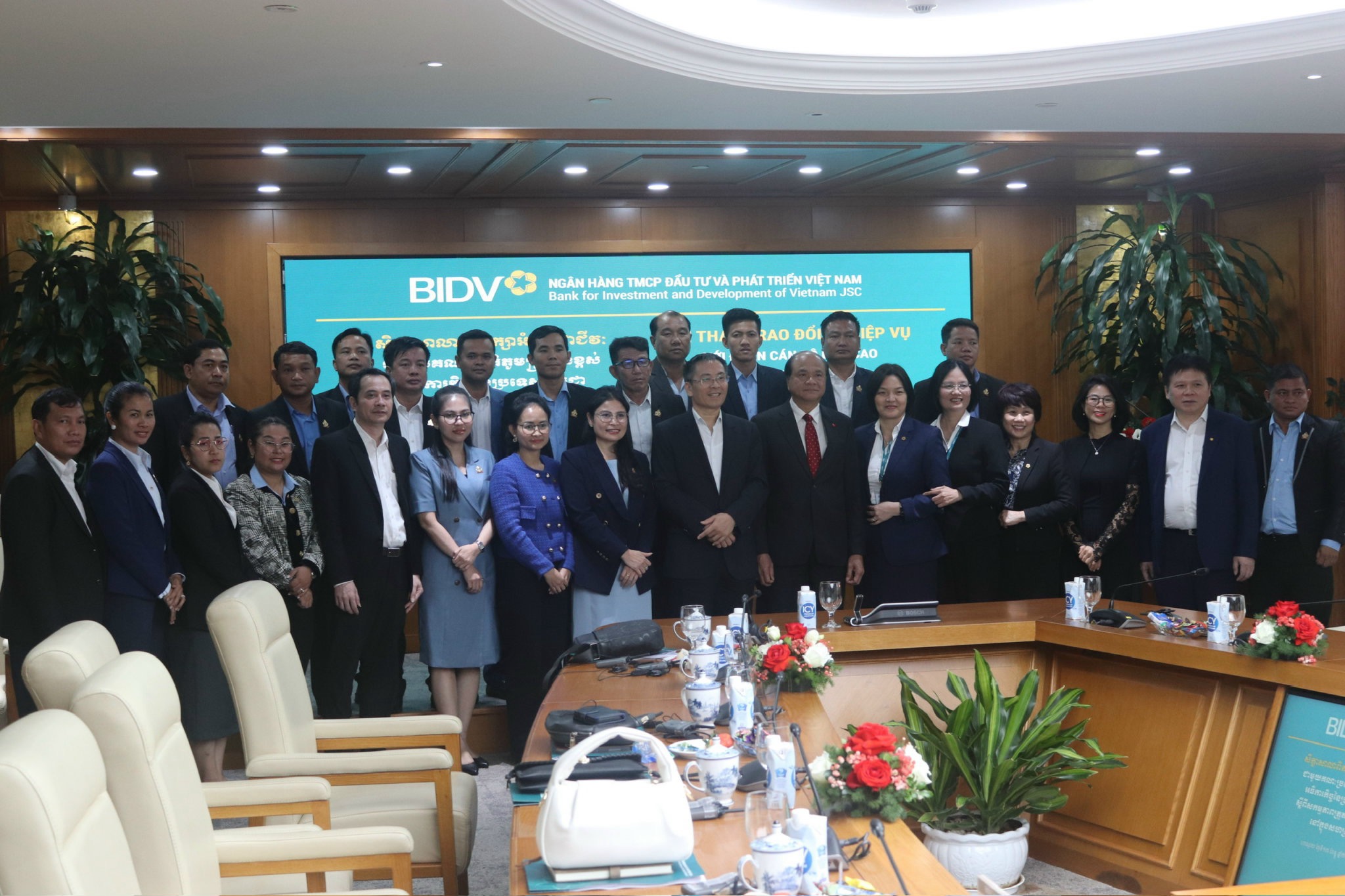 Đoàn cán bộ Thanh tra Campuchia đến thăm và làm việc tại BIDV