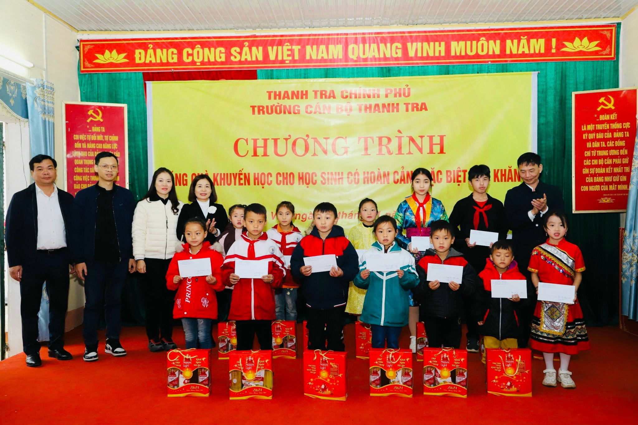 Trường Cán bộ Thanh tra tặng quà khuyến học cho học sinh nghèo vượt khó tại tỉnh Hà Giang