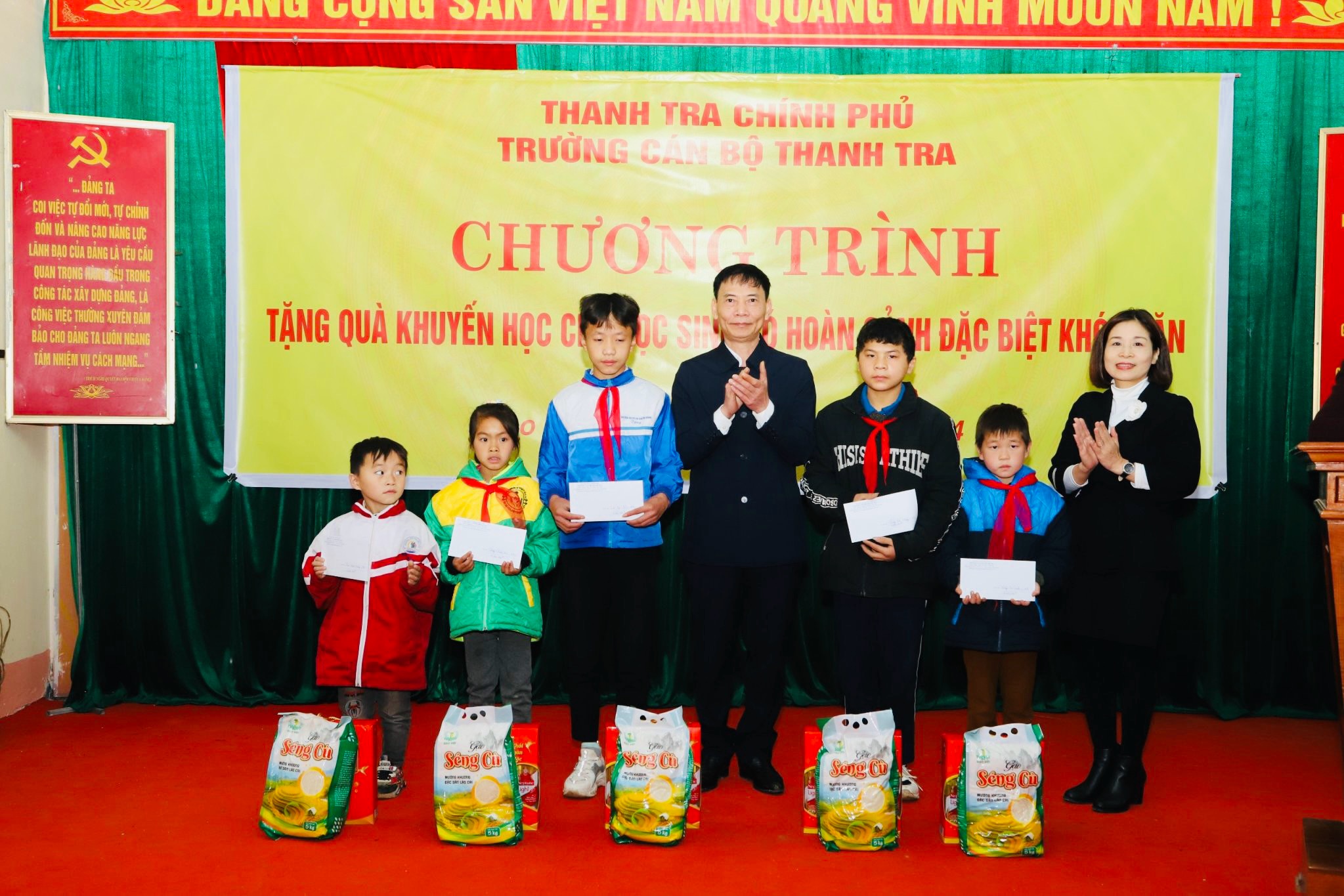 Trường Cán bộ Thanh tra tặng quà khuyến học cho học sinh nghèo vượt khó tại tỉnh Hà Giang