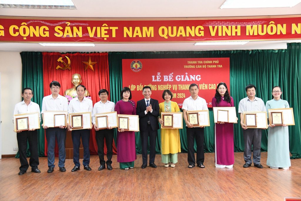 Hiệu trưởng tặng Giấy khen và Kỷ niệm chương cho các học viên