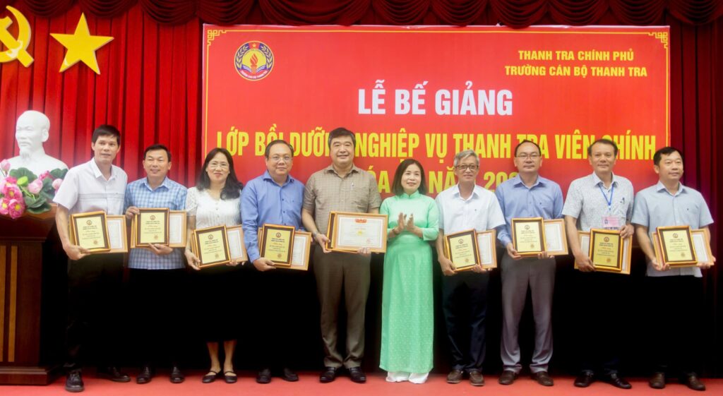 Bế giảng lớp Bồi dưỡng nghiệp vụ thanh tra viên chính Khóa 12 năm 2024