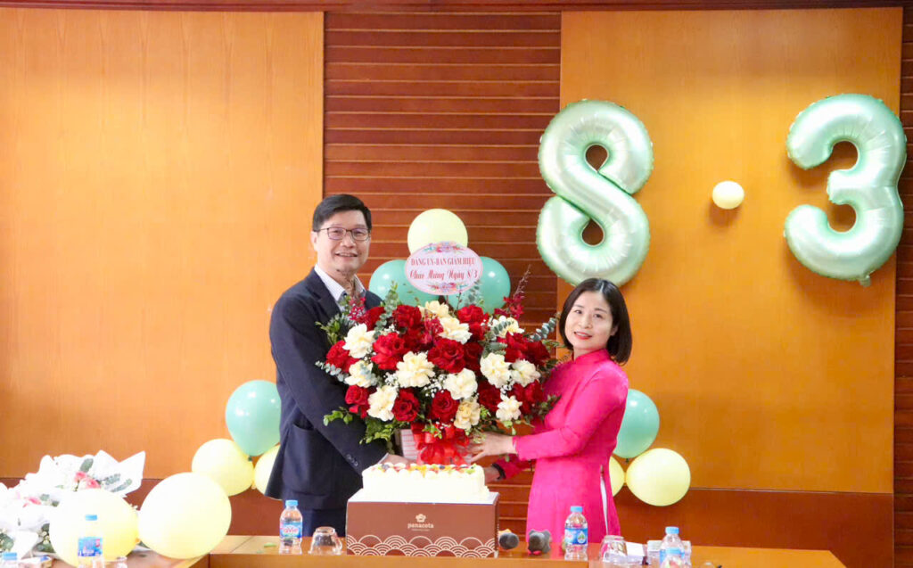 Kỷ niệm 115 năm ngày Quốc tế phụ nữ (08/3/1910 – 08/3/2025), 1985 năm khởi nghĩa Hai Bà Trưng (40-2025) và hưởng ứng “Tuần lễ Áo dài” do Tổng Liên đoàn Lao động Việt Nam phát động