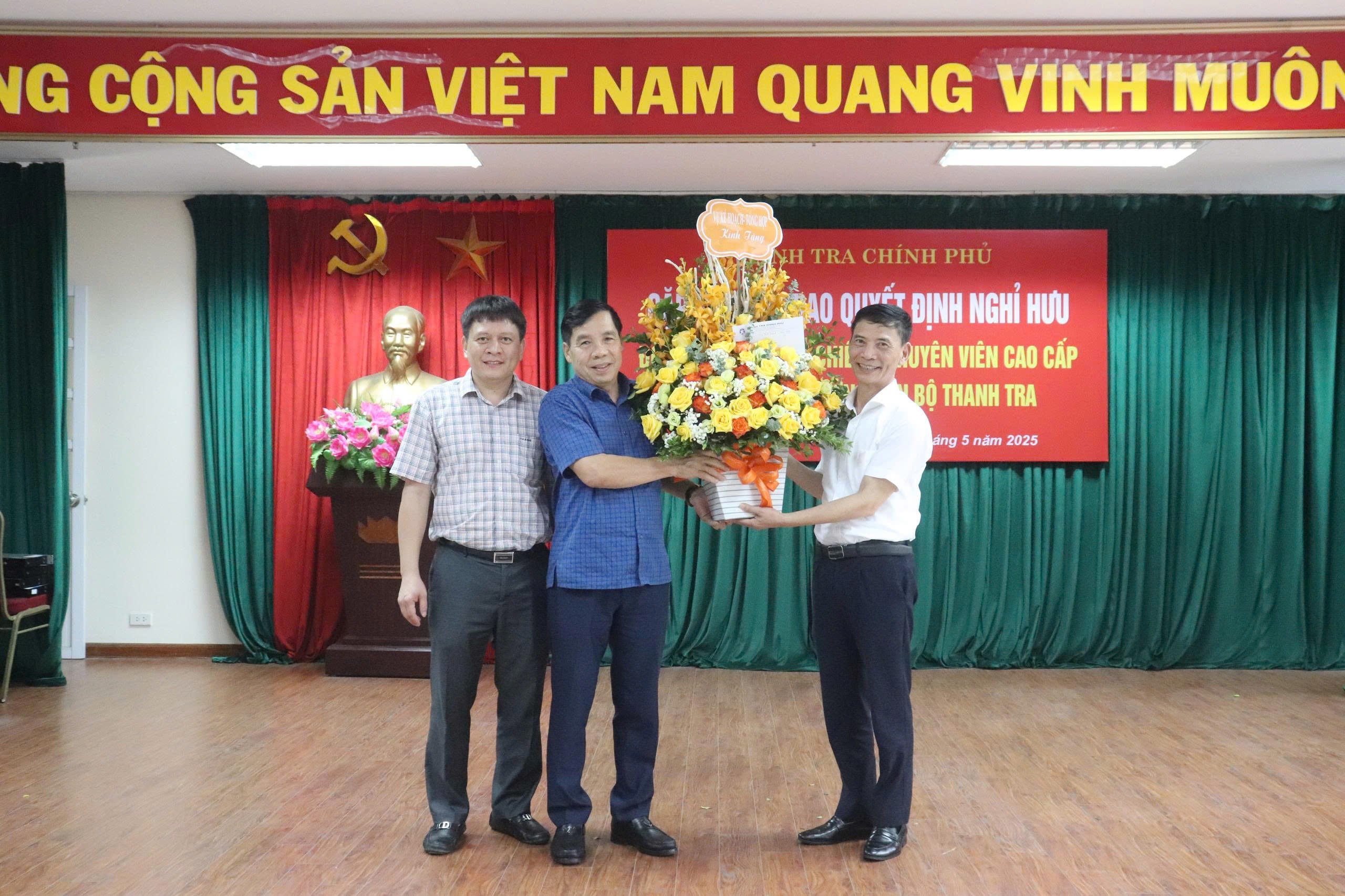 Thanh tra Chính phủ trao quyết định nghỉ hưu đối với thầy Vũ Văn Chiến, Thanh tra viên cao cấp, Hiệu trưởng Trường Cán bộ Thanh tra