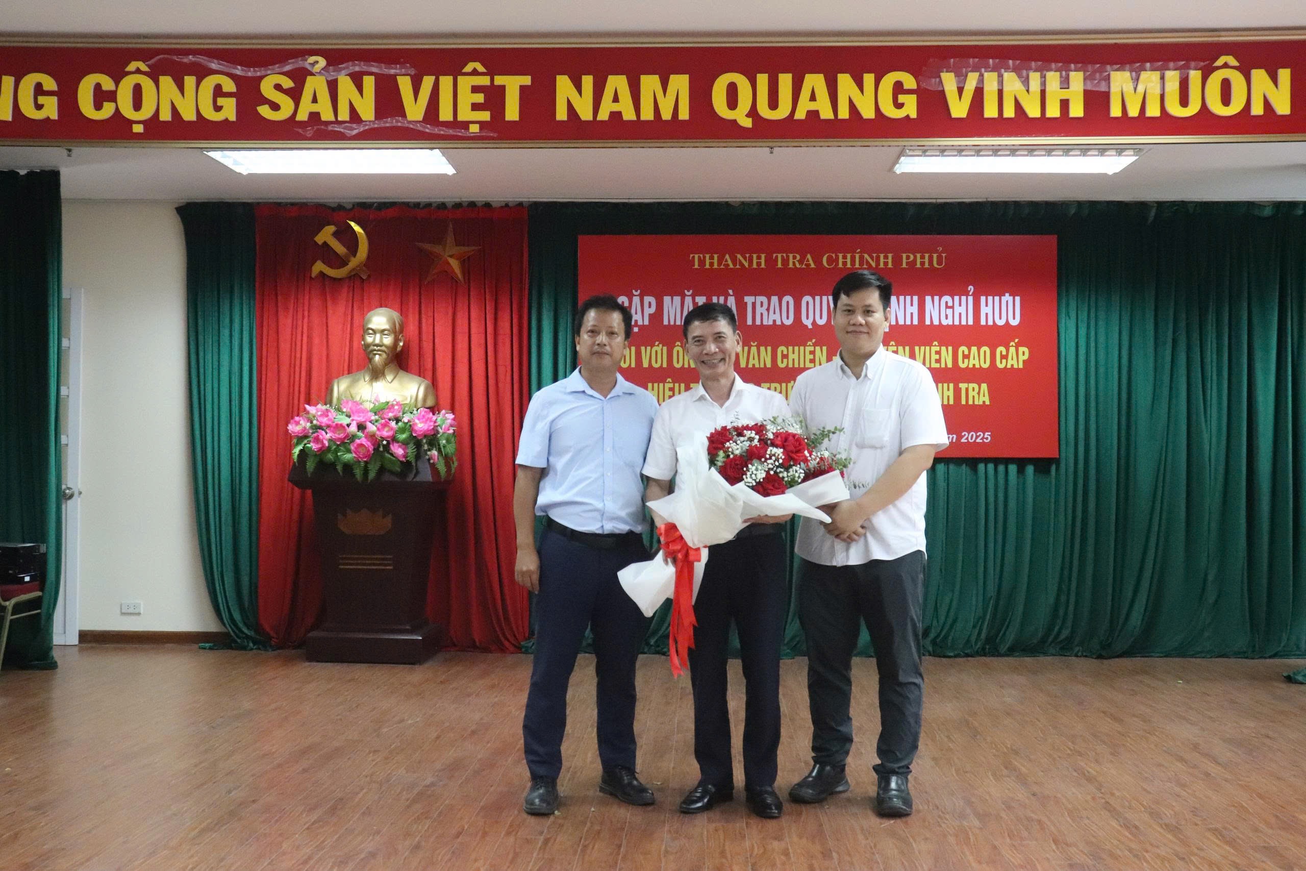 Thanh tra Chính phủ trao quyết định nghỉ hưu đối với thầy Vũ Văn Chiến, Thanh tra viên cao cấp, Hiệu trưởng Trường Cán bộ Thanh tra