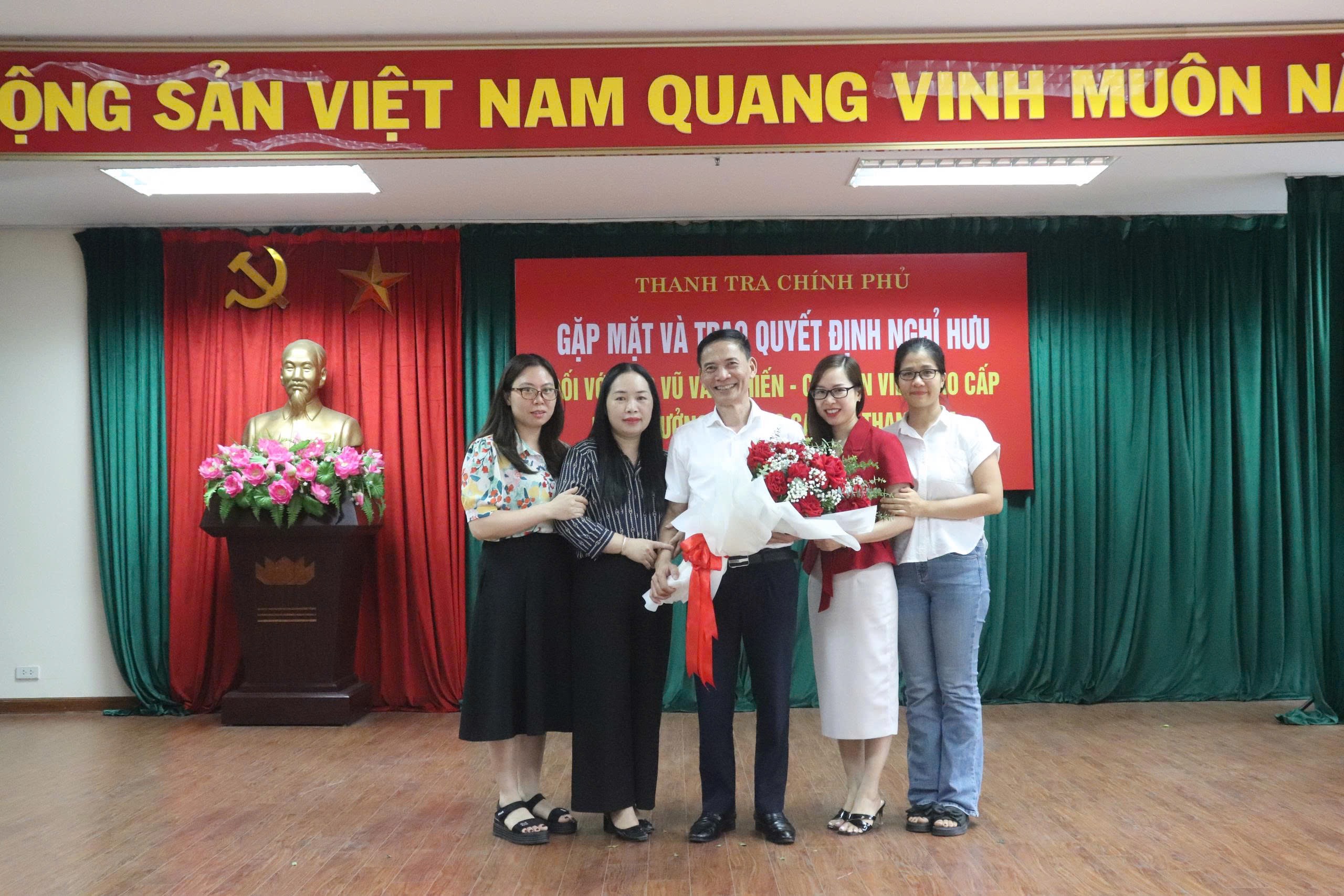 Thanh tra Chính phủ trao quyết định nghỉ hưu đối với thầy Vũ Văn Chiến, Thanh tra viên cao cấp, Hiệu trưởng Trường Cán bộ Thanh tra