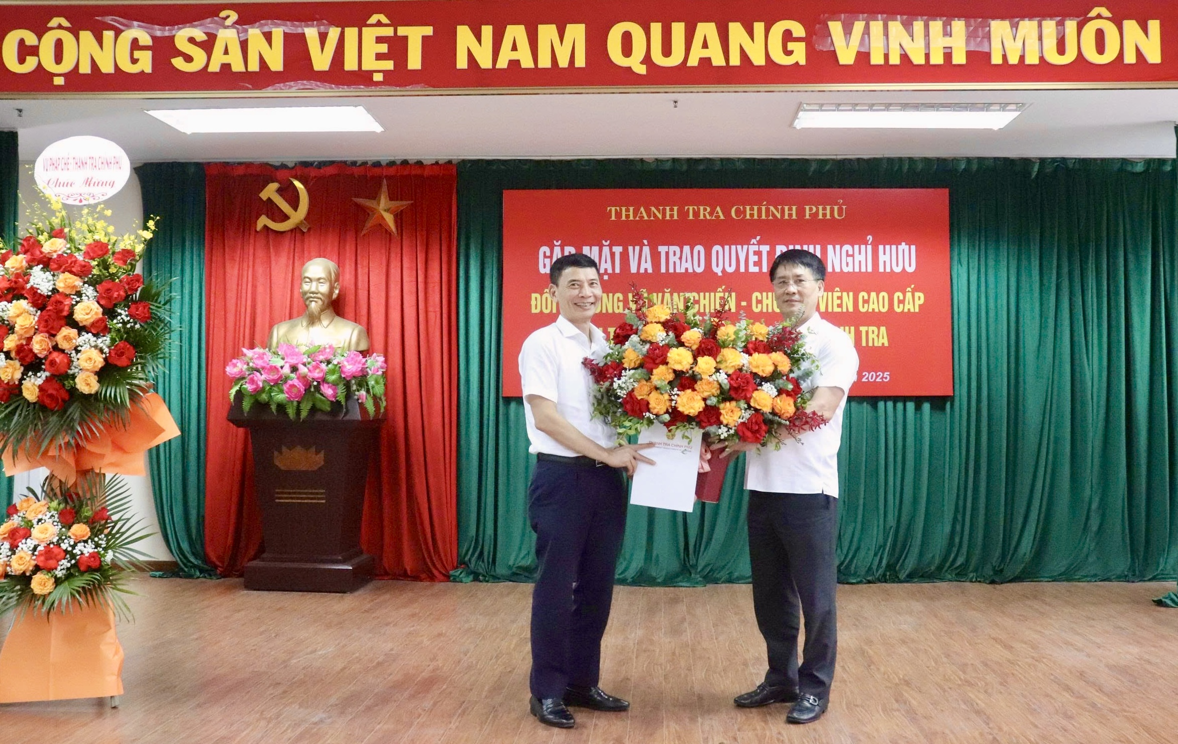 Thanh tra Chính phủ trao quyết định nghỉ hưu đối với thầy Vũ Văn Chiến, Thanh tra viên cao cấp, Hiệu trưởng Trường Cán bộ Thanh tra