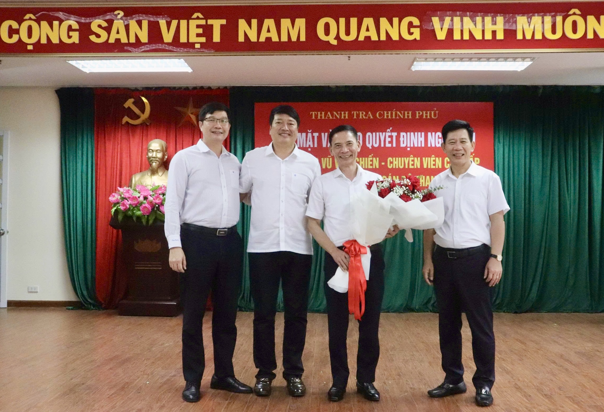 Thanh tra Chính phủ trao quyết định nghỉ hưu đối với thầy Vũ Văn Chiến, Thanh tra viên cao cấp, Hiệu trưởng Trường Cán bộ Thanh tra