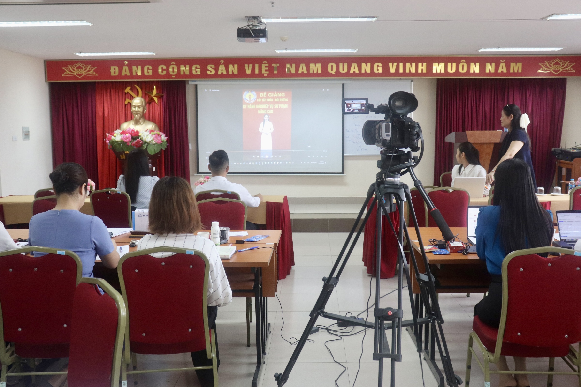 Bế giảng lớp Bồi dưỡng, cập nhật kiến thức và kỹ năng nghiệp vụ sư phạm nâng cao