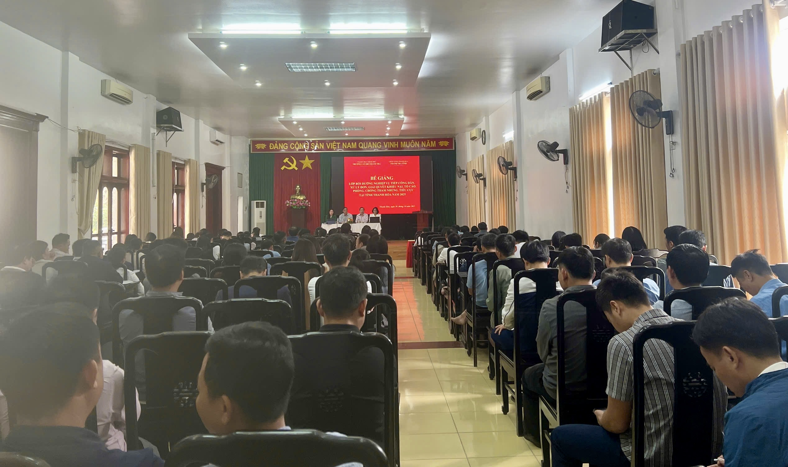 Bế giảng lớp bồi dưỡng nghiệp vụ tiếp công dân, giải quyết khiếu nại, tố cáo và phòng, chống tham nhũng, tiêu cực tại Thanh Hóa