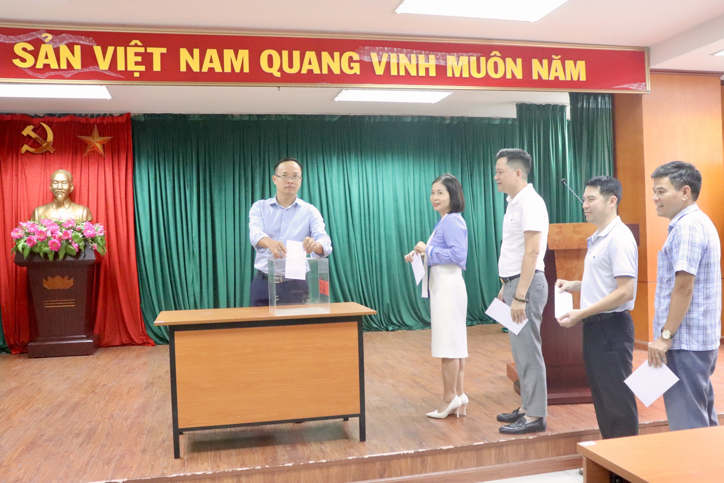 Trường Cán bộ thanh tra phát động ủng hộ đồng bào bị thiệt hại do cơn bão số 10 (Bualoi)