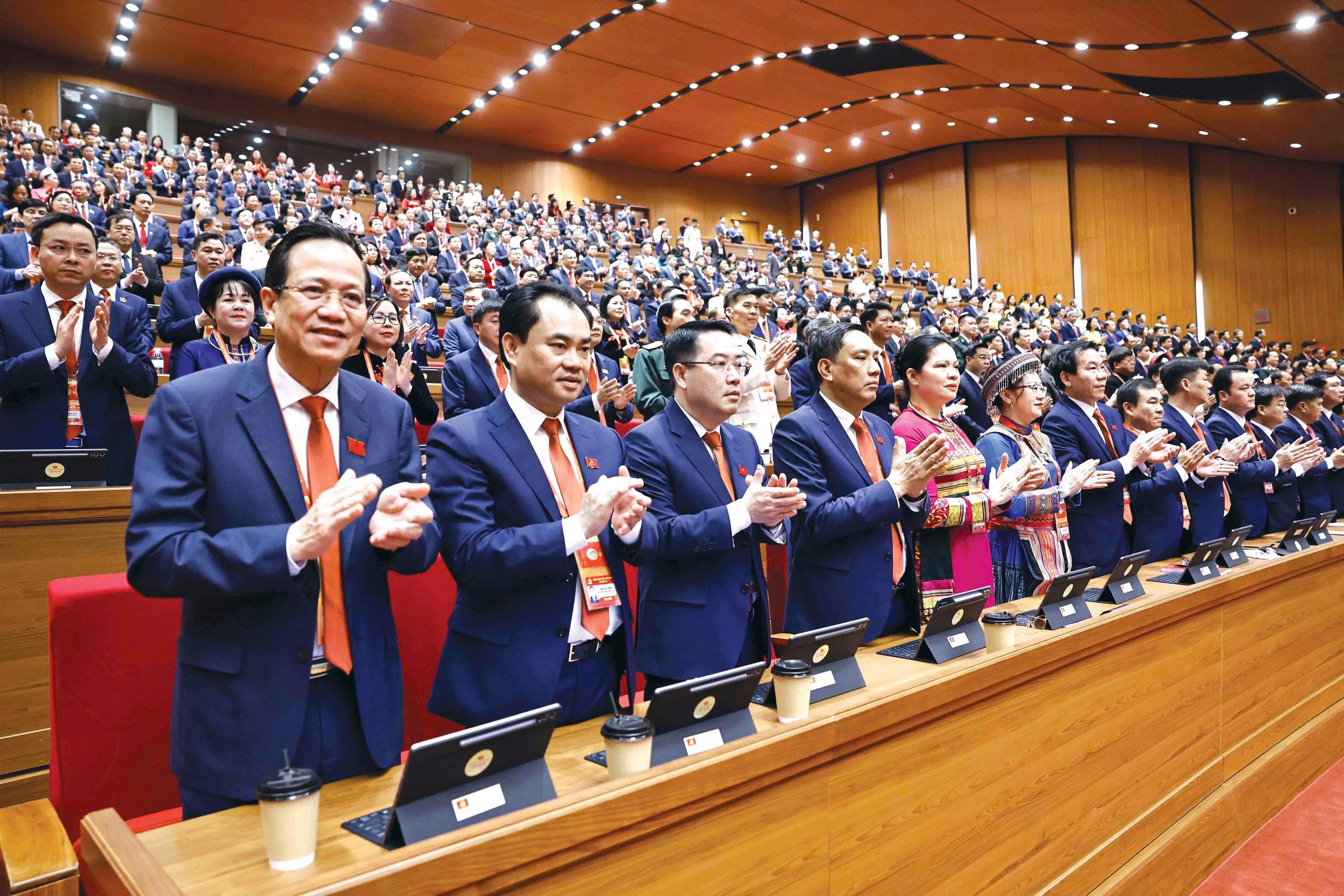 Chung sức đồng lòng, giữ vững niềm tin, nêu cao trách nhiệm, phát huy trí tuệ, khơi dậy khát vọng; làm cho mỗi năm, mỗi tháng, mỗi ngày sau Đại hội đều có kết quả cụ thể, có chuyển biến thực chất