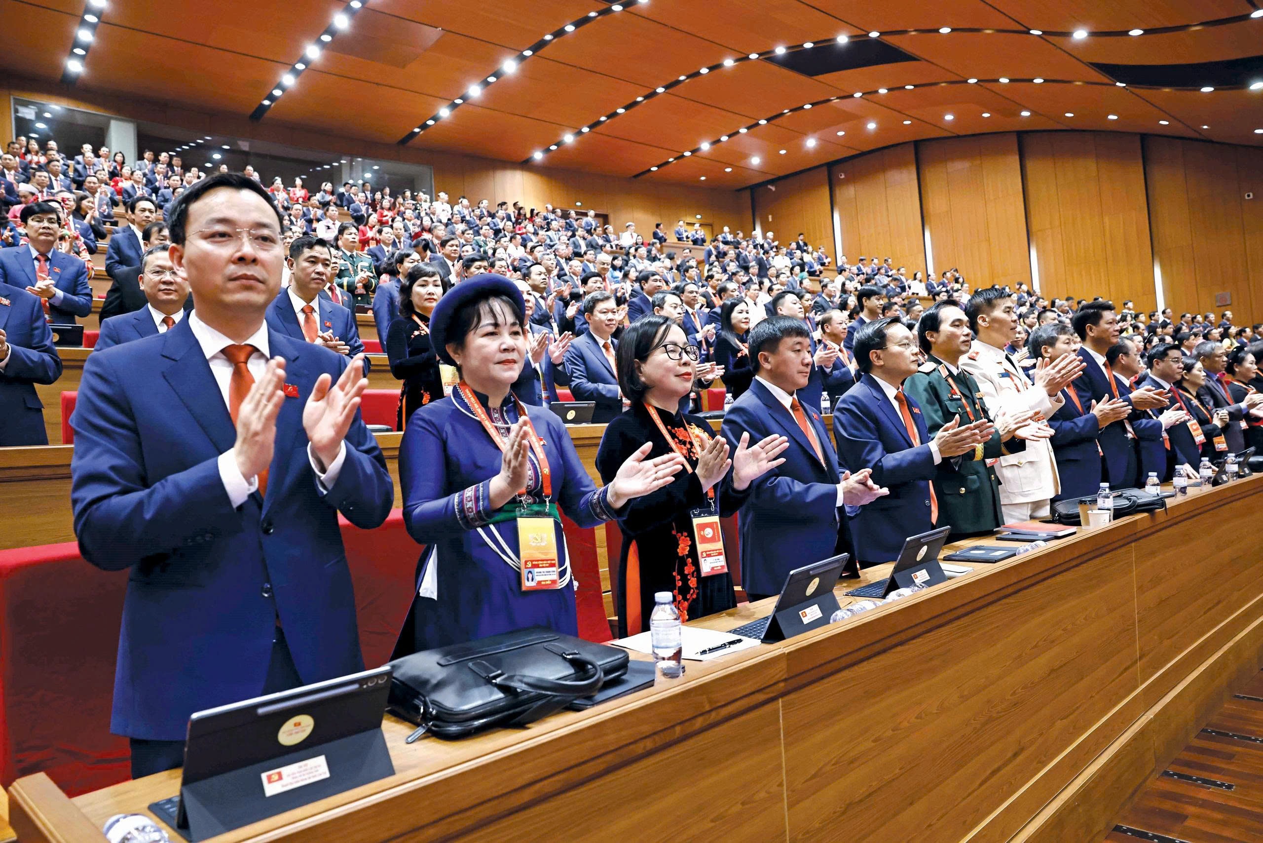 Chung sức đồng lòng, giữ vững niềm tin, nêu cao trách nhiệm, phát huy trí tuệ, khơi dậy khát vọng; làm cho mỗi năm, mỗi tháng, mỗi ngày sau Đại hội đều có kết quả cụ thể, có chuyển biến thực chất