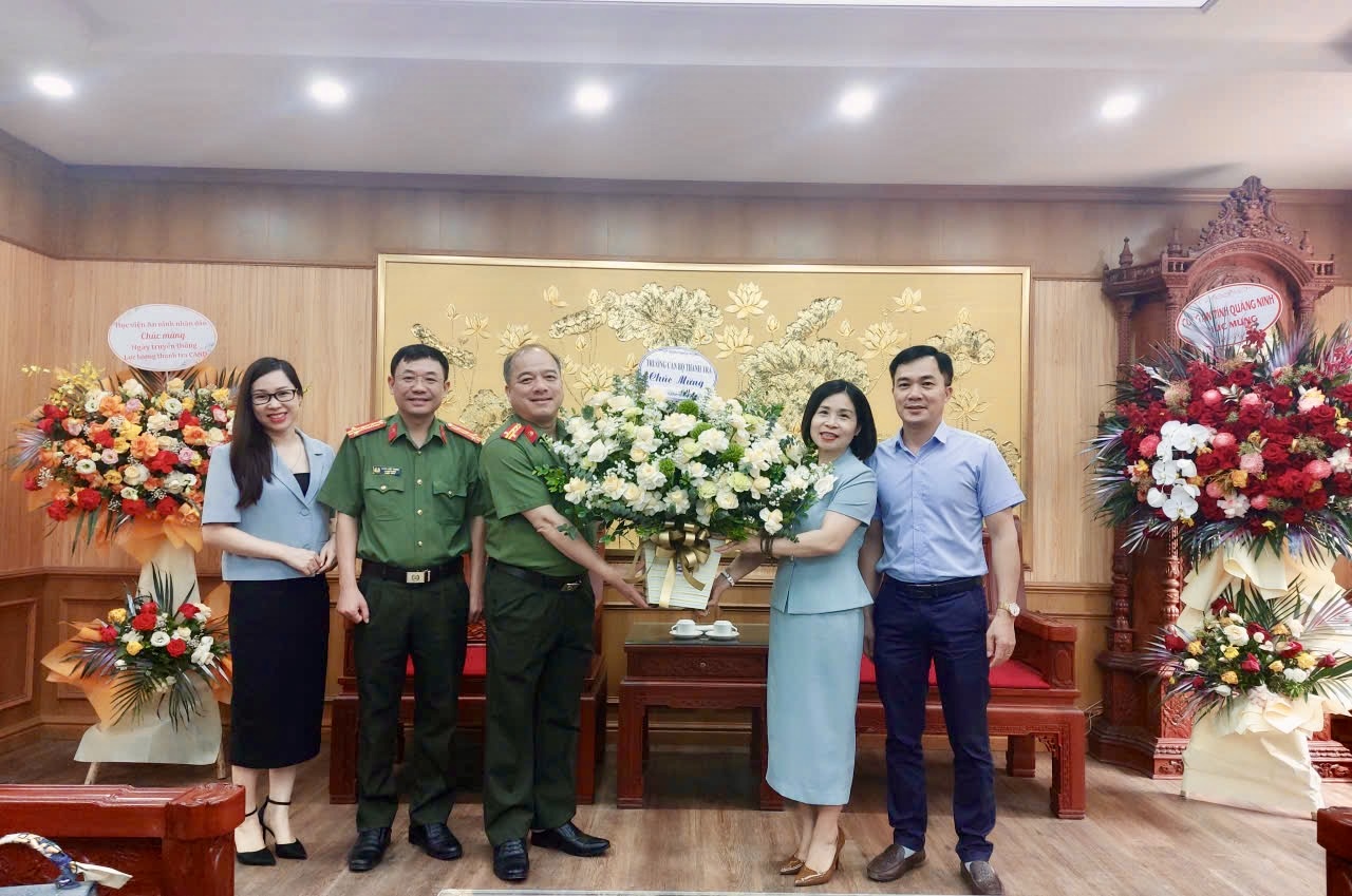 Đoàn Trường Cán bộ Thanh tra chúc mừng Thanh tra Bộ Công an nhân kỷ niệm 59 năm Ngày truyền thống lực lượng Thanh tra Công an Nhân dân