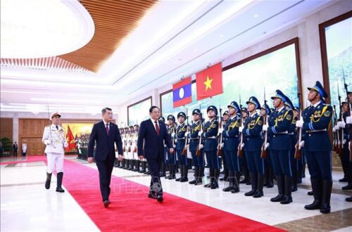 Thủ tướng Lê Minh Hưng chủ trì lễ đón chính thức Thủ tướng Lào Sonexay Siphandone